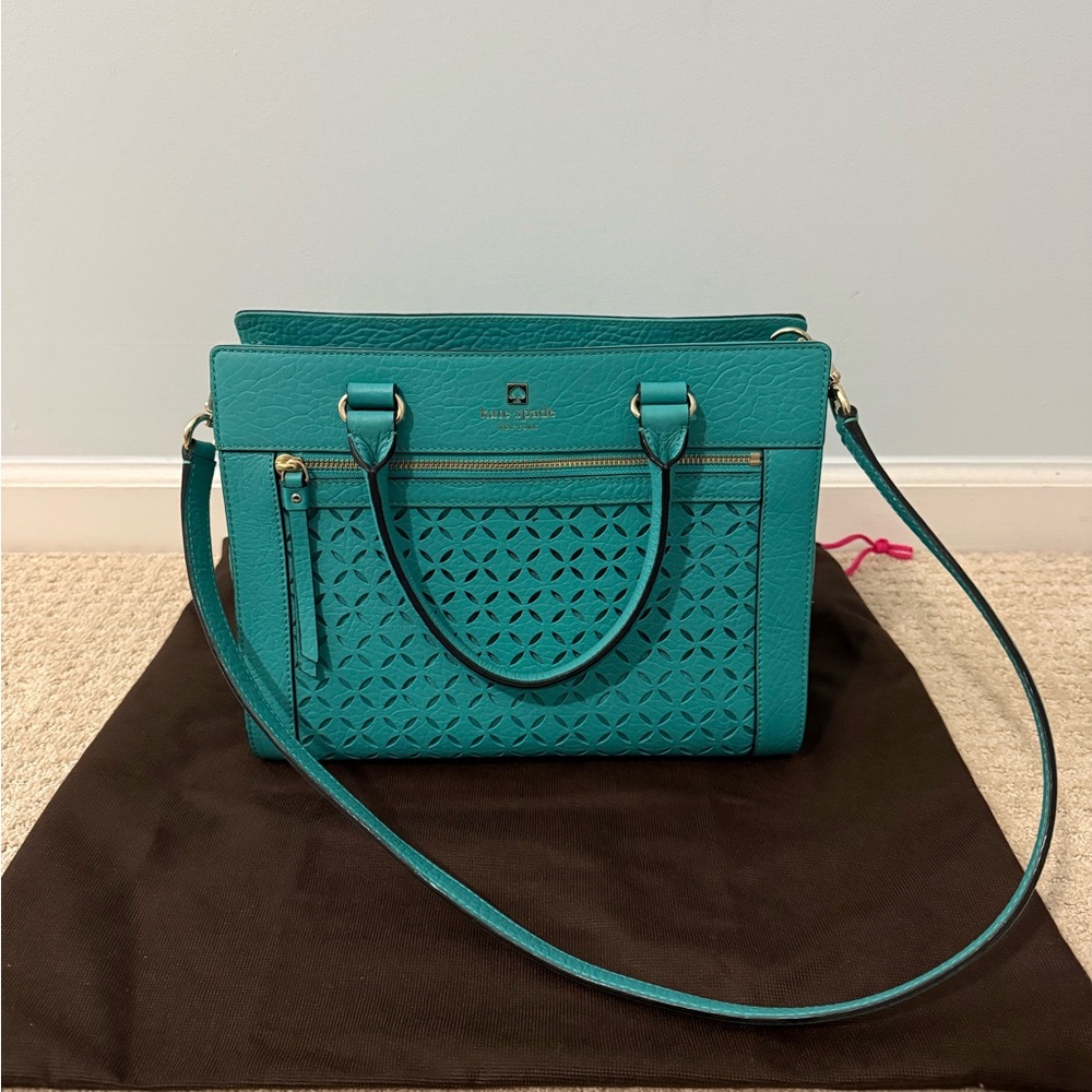 (Never used) Kate Spade purse. Includes shoulder strap.